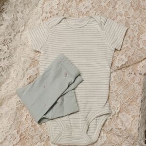 ⚜️ Baby Girl Carter's Onesie And Pants - 6 Months